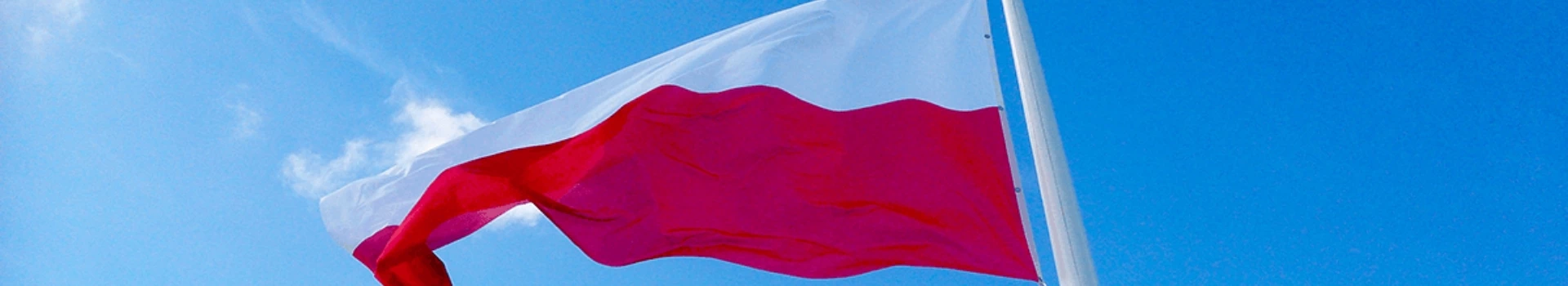 flaga Polski rozwiana wiatrem