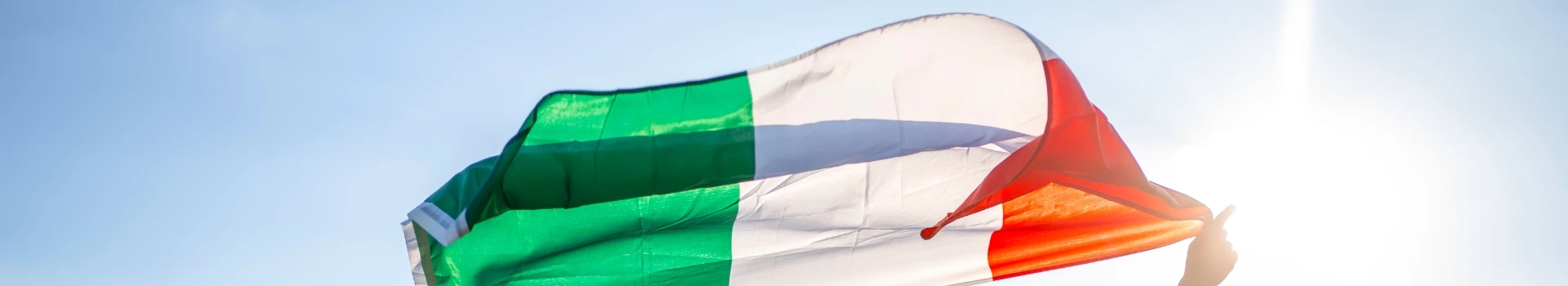 flaga Włoch w dłoni